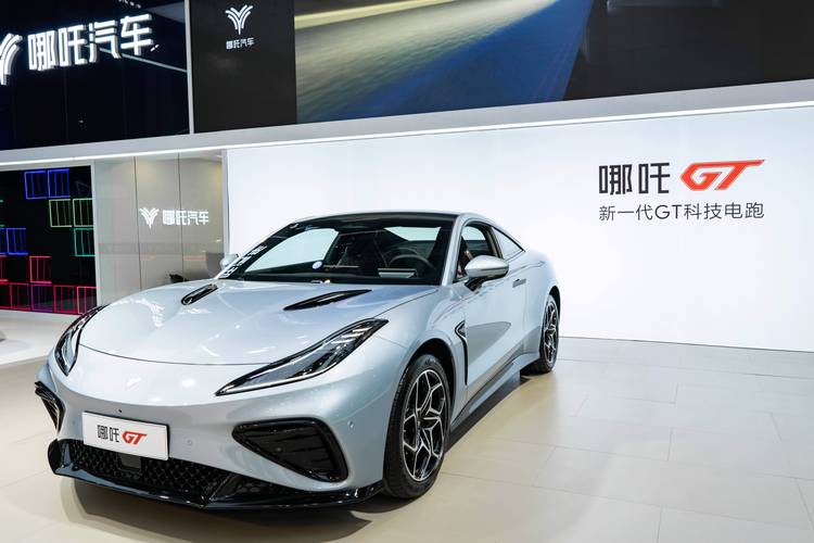 成都33哪吒汽车在智能汽车领域的表现，领途汽车在新能源汽车市场中的影响力